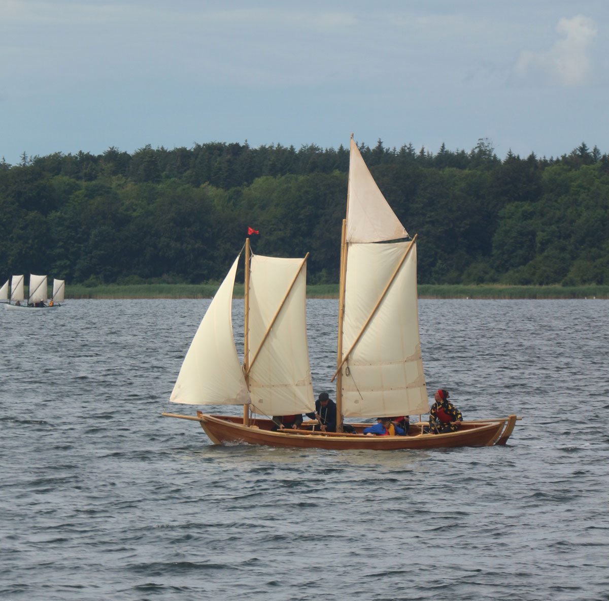 Holzboot mit zwei Spritsegeln
