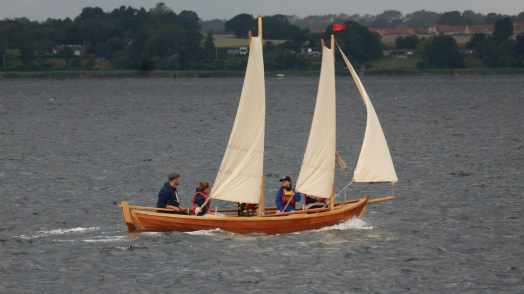 Holzboot segelt am Wind