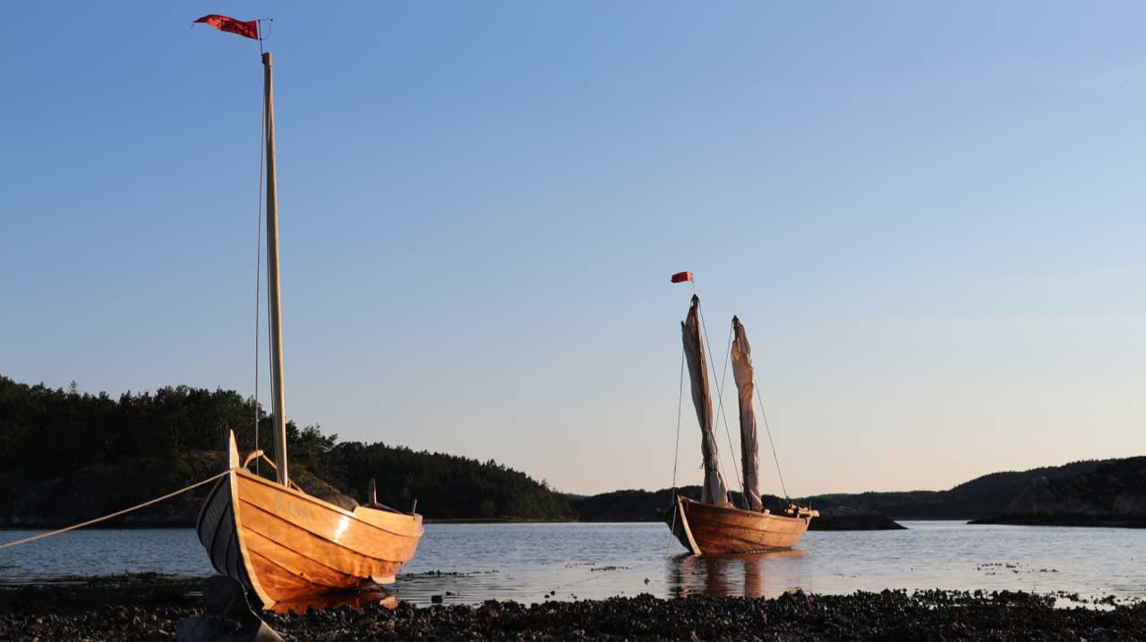 Holzboote am Strand vor Anker